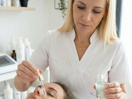 Pelle grassa disidratata e asfittica: Perché il viso è lucido ma "tira"?