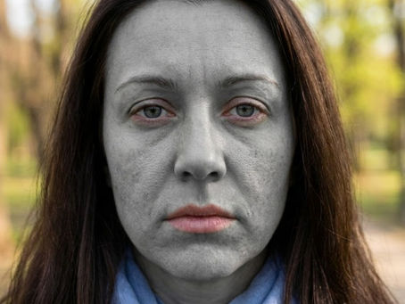 Pulizia Viso Primavera Asti: Togli il "Cappotto" Grigio e Riattiva la Pelle
